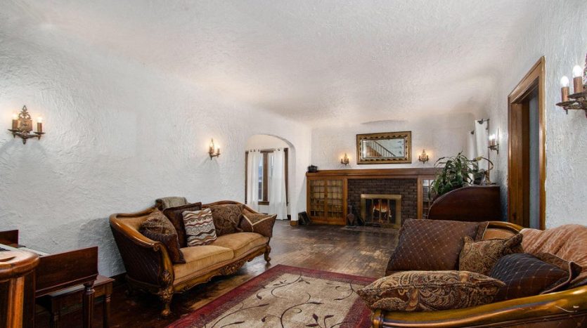 Paw Paw home with frontage on Maple Lake