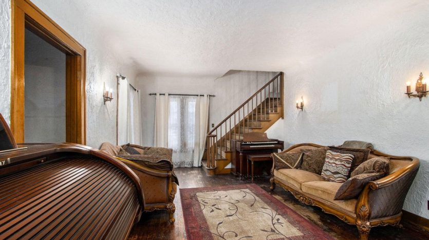 home with 63 feet lake frontage Maple Lake